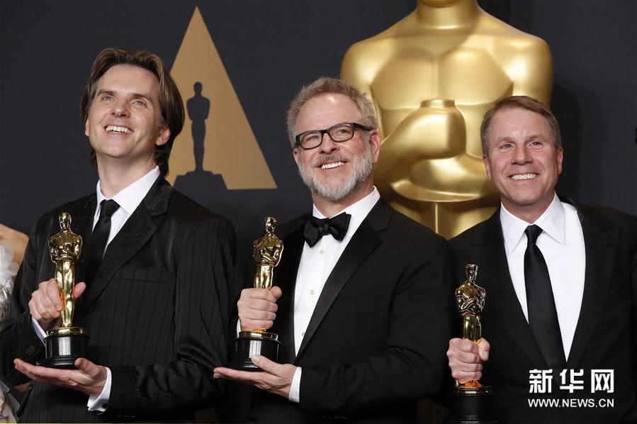 组图：第89届奥斯卡颁奖礼 获奖众星手捧小金人